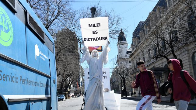 la estatua viviente de la plata reaparecio con mensajes contra javier milei