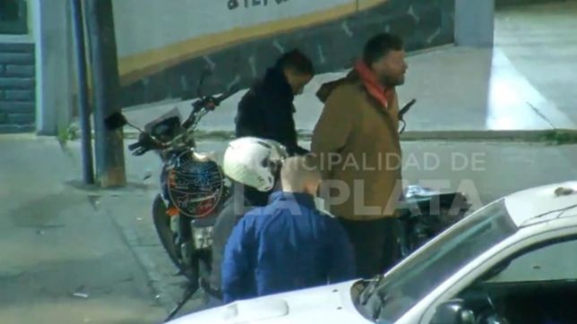 video: circulaba en moto sin papeles en la plata, tenia pedido de captura y lo detuvieron