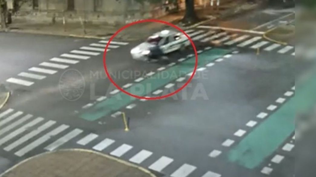 VIDEO: El impactante vuelo de un motociclista tras chocar con un taxi en La Plata
