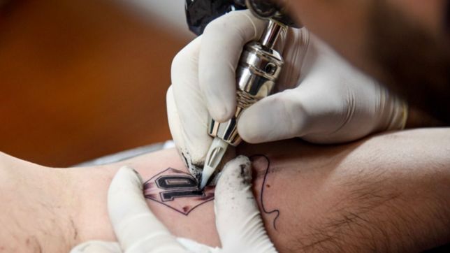 se tatuo a diego maradona pero no se parece y estallaron los memes