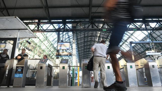 el gobierno recorta subsidios claves en el costo de los boletos de transporte para mantener el superavit