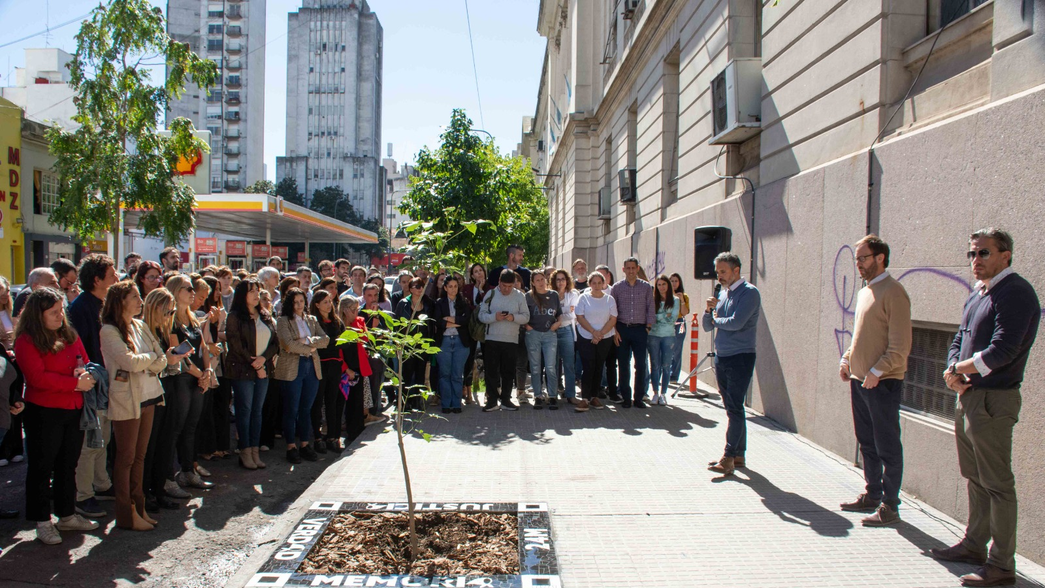 Autoridades de la Provincia plantaron un árbol en La Plata para conmemorar el último golpe de Estado
