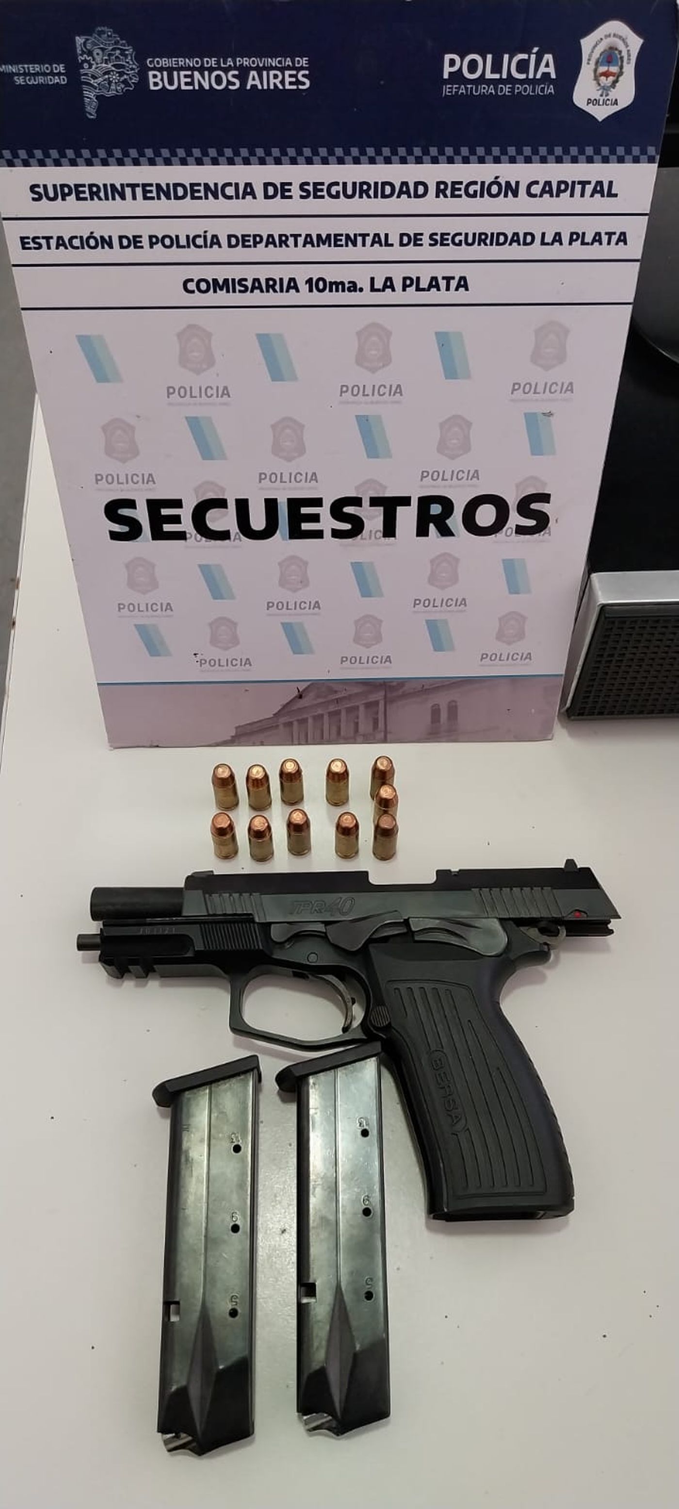 La policía secuestró un arma Bersa 9mm, 11 municiones y dos cargadores durante la detención del hombre denunciado por agredir a su pareja en City Bell. La policía secuestró un arma Bersa 9mm, 11 municiones y dos cargadores durante la detención del hombre denunciado por agredir a su pareja en City Bell.