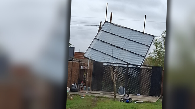 el techo de una casa se volo por las fuertes rafagas y de milagro no causo una tragedia