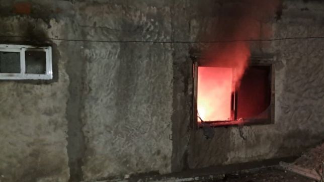 una familia termino internada tras un voraz incendio en una casa de ensenada
