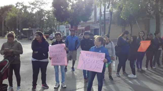 cortaron avenida 520 porque el jardin de sus hijos esta sin agua desde hace mucho tiempo