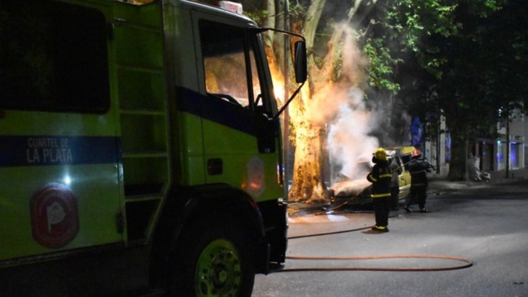 VIDEO: Ardió una camioneta en plena zona roja de La Plata
