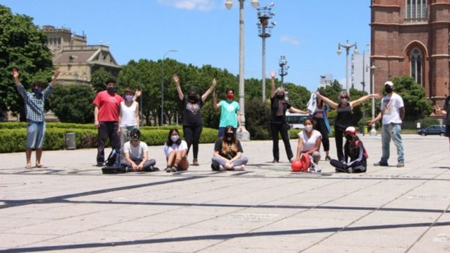 volvieron a repintar el mapa de la plata en el centro exacto de la ciudad, en plaza moreno