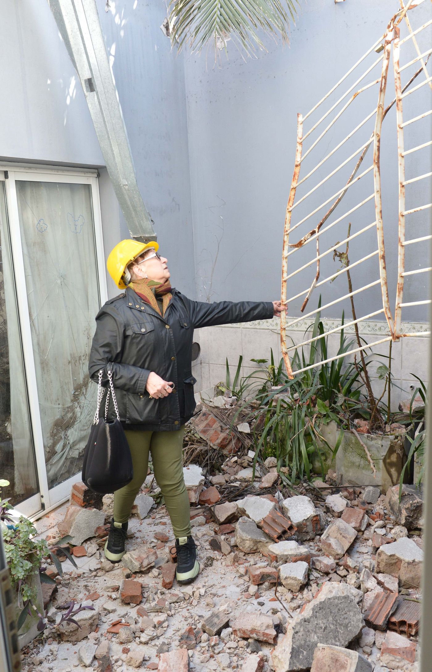 Verónica Salvi, la vecina que sufrió daños totales en su casa de diagonal 77, pegada al depósito incendiado