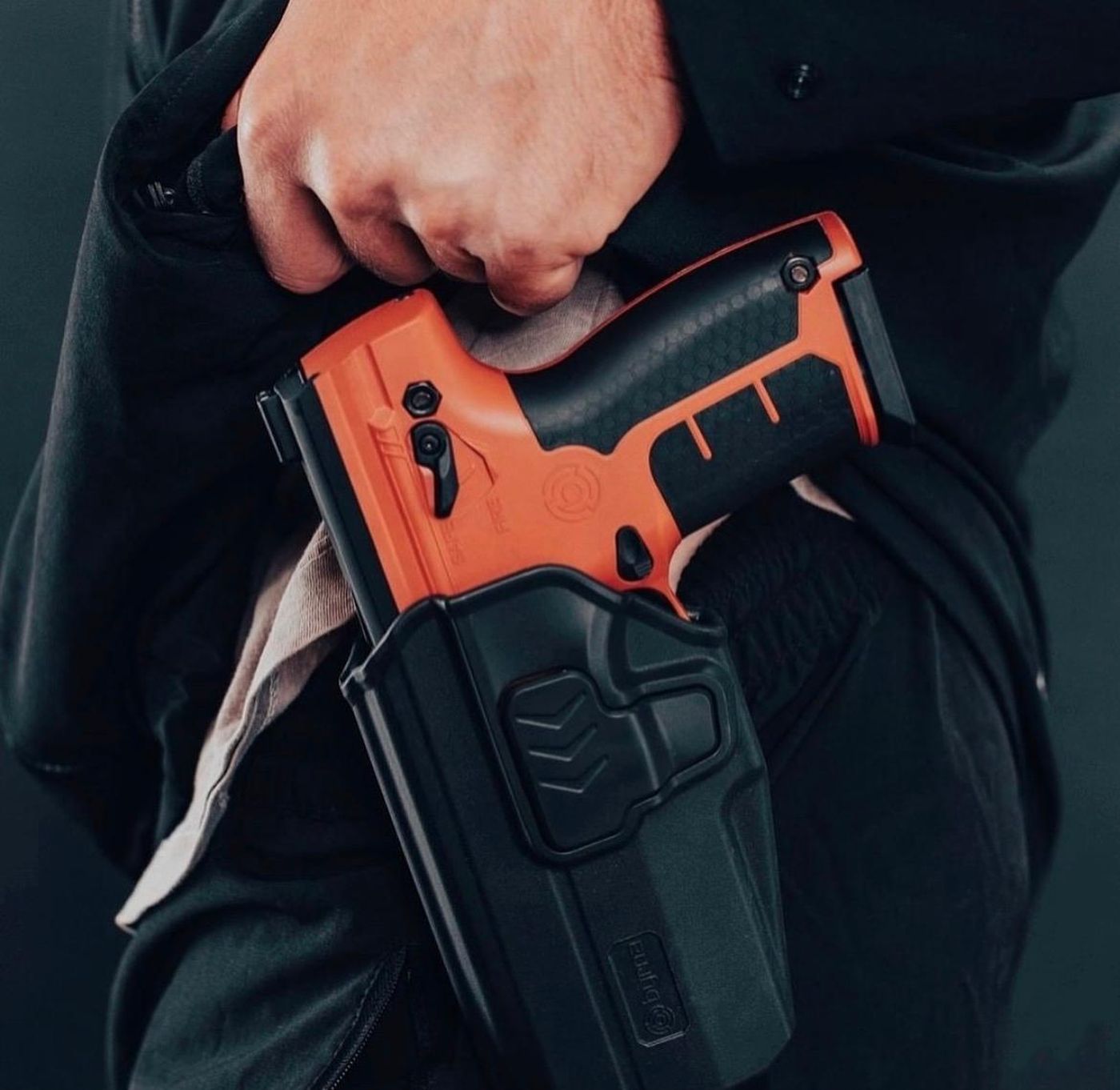 Las pistolas Byrna que entraron en debate para que sean usadas por agentes de la Guardia Urbana en La Plata