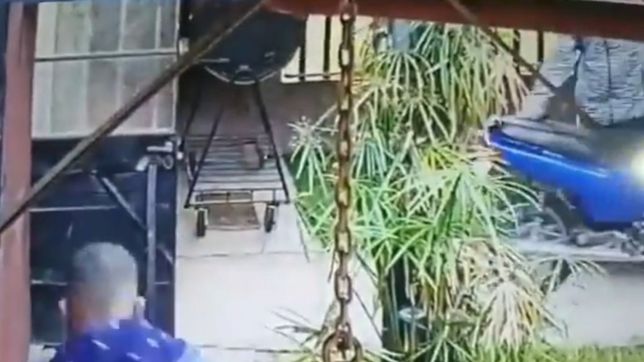 video: se metieron a robar a una casa de los hornos, los descubrieron y salieron corriendo