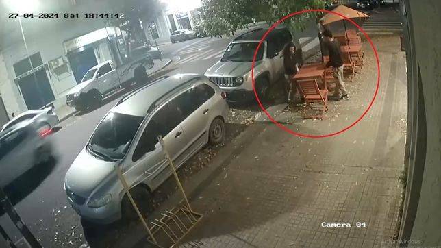 una pareja robo una mesa de una heladeria de la plata y los escracharon con humor
