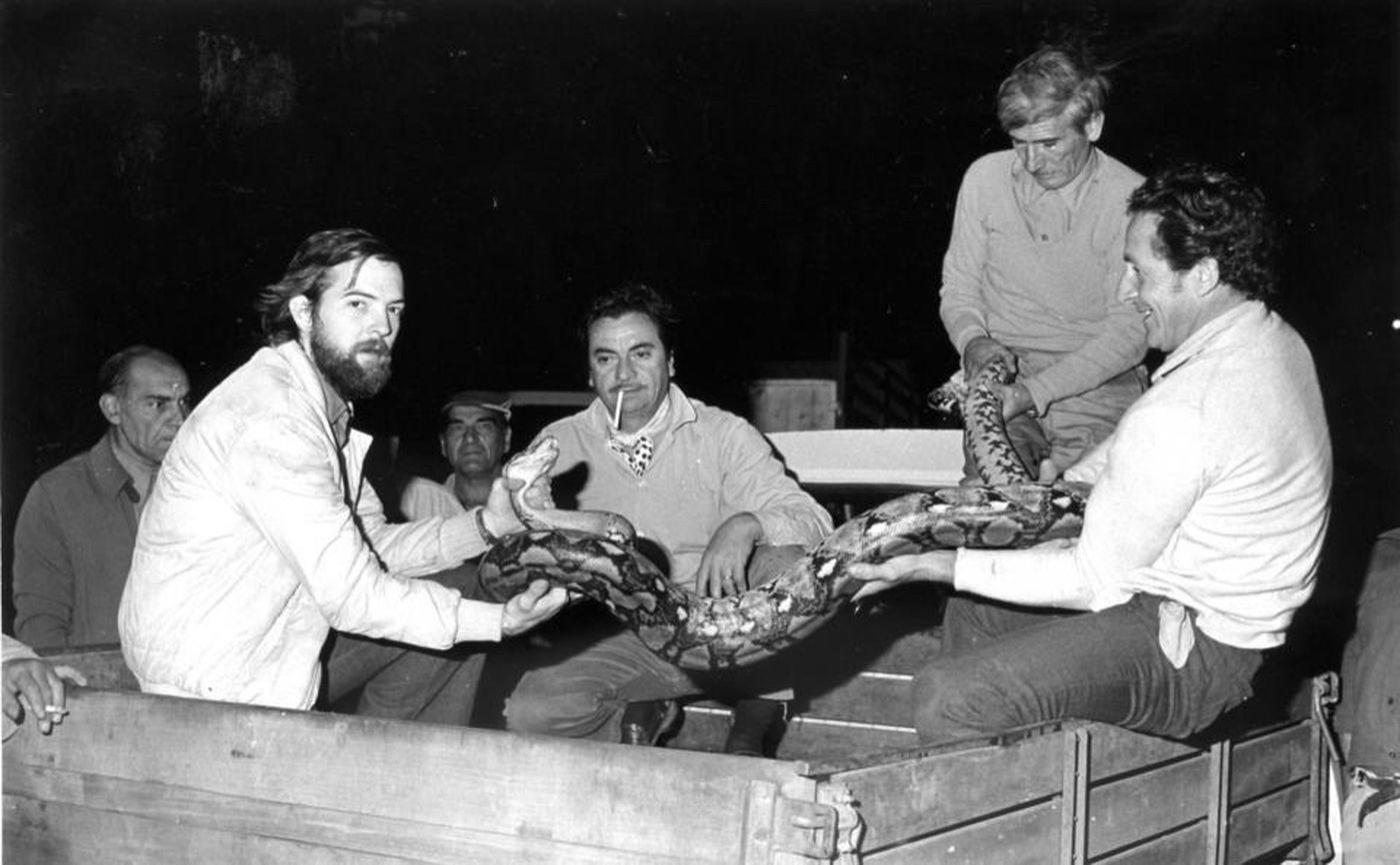Jorge Williams en el Rastrojero al momento de la captura de la pitón de 4 metros, tras 85 días desaparecida, el 18 de mayo de 1981.
