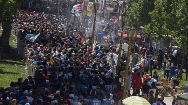 cerraron la fila para acceder al velorio de maradona y hay incidentes