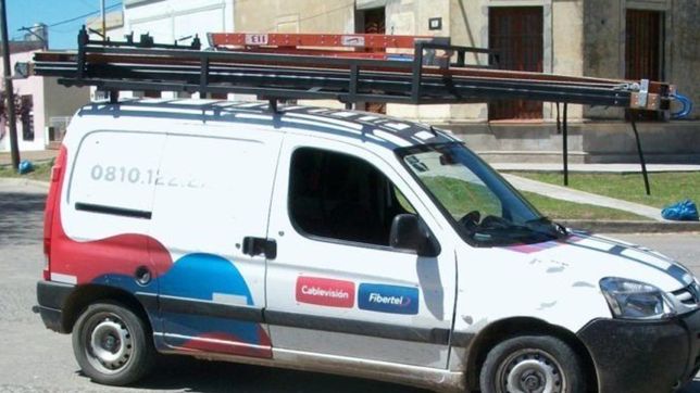 dos delincuentes le robaron la escalera a un empleado de cablevision fibertel en la plata