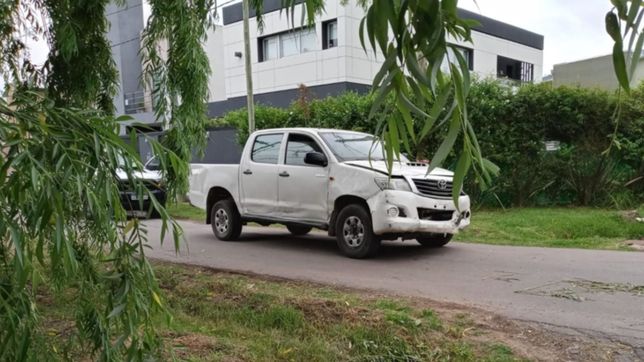 una camioneta de la policia sin patente protagonizo un impactante choque en la plata