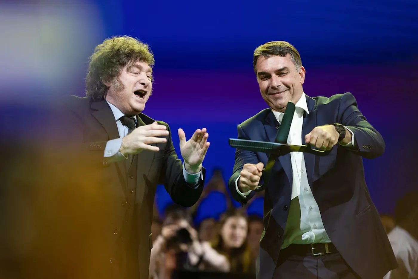Flávio Bolsonaro se mostró junto al presidente de Argentina, Javier Milei