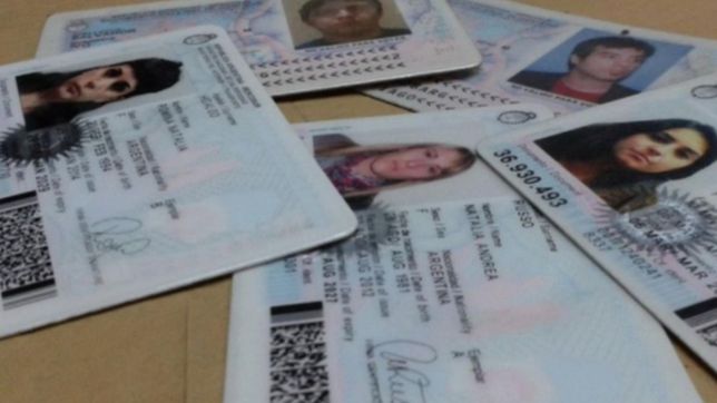 vacaciones, exodo y tramites en verano: ¿cuanto cuesta renovar el dni y el pasaporte?