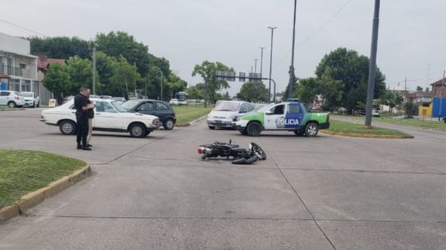 iba en moto, la choco un auto y termino en el hospital rossi con la pierna fracturada