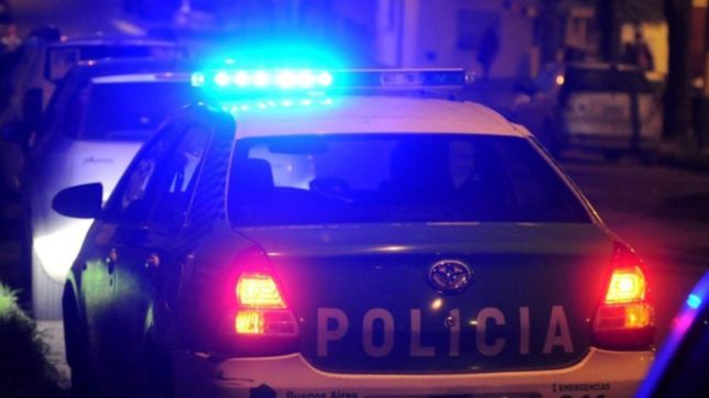 simularon ser pasajeros, amenazaron con arma a un remisero y le robaron el auto