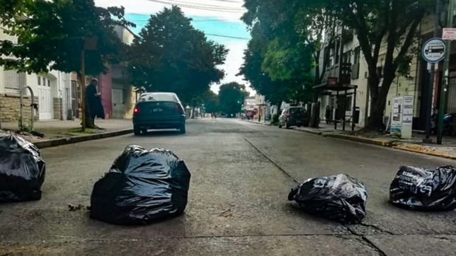 los taxistas bloquearon la terminal en contra de los viajes gratis al recital de waters