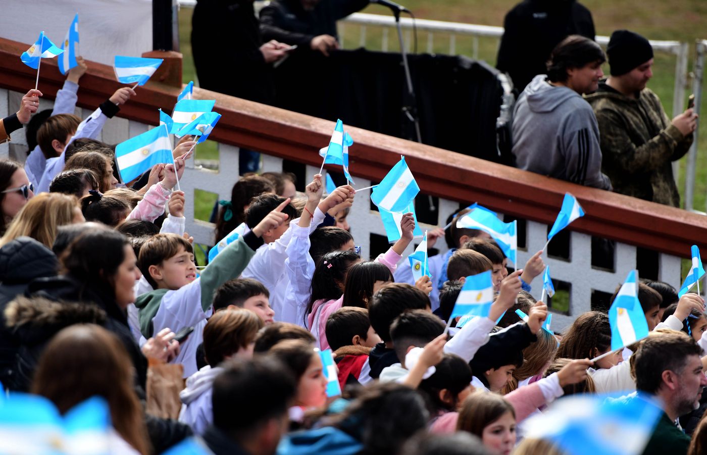 axel kicillof julio alak saintout jura bandera 19.jpg