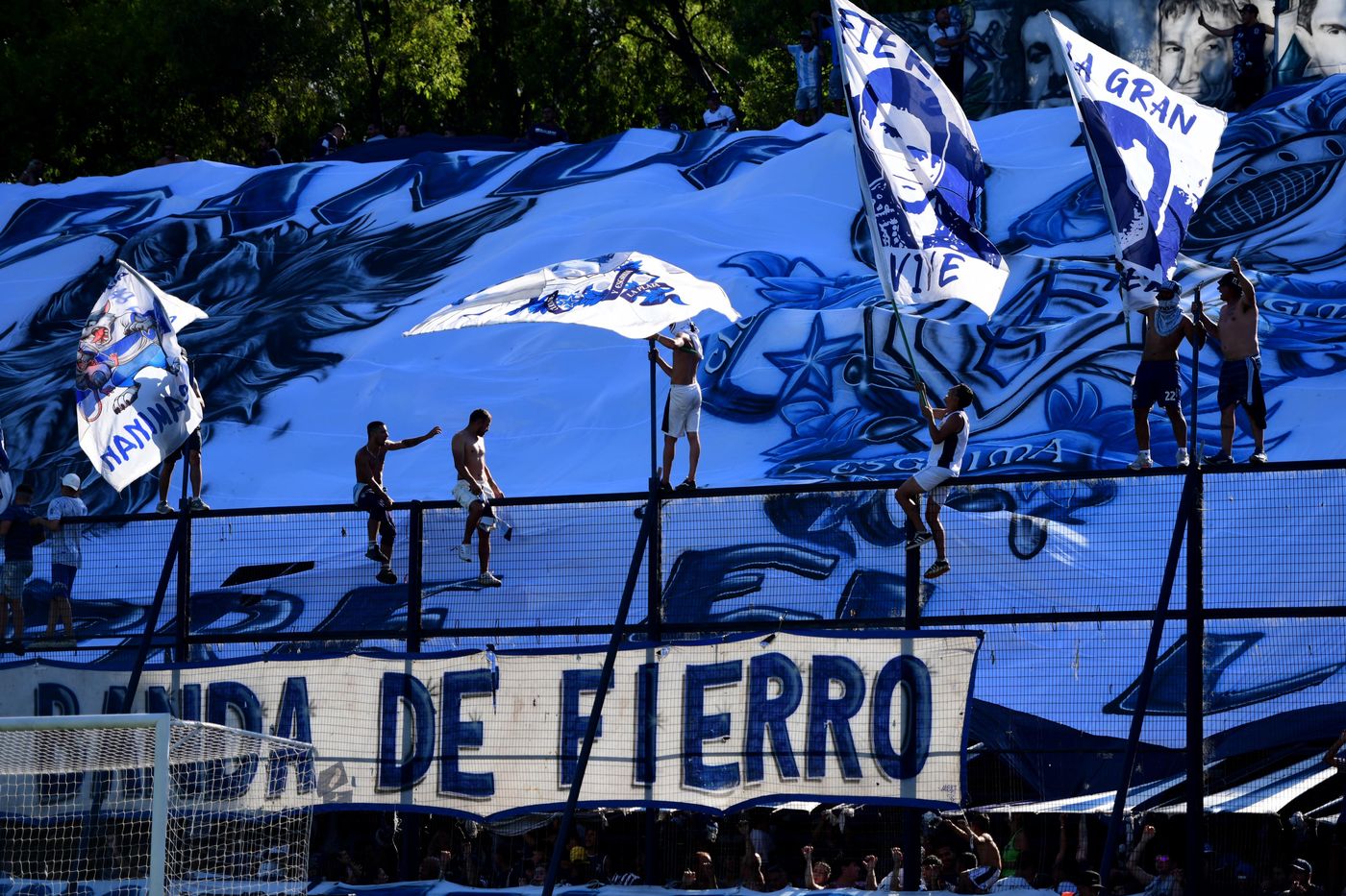 Gimnasia Atlético Tucumán hinchada 2.jpg