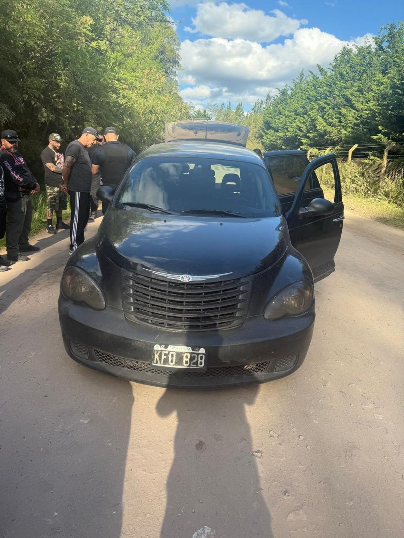 El Chrysler PT Cruiser secuestrado en El Peligro, donde a un hombre le encontraron un arma