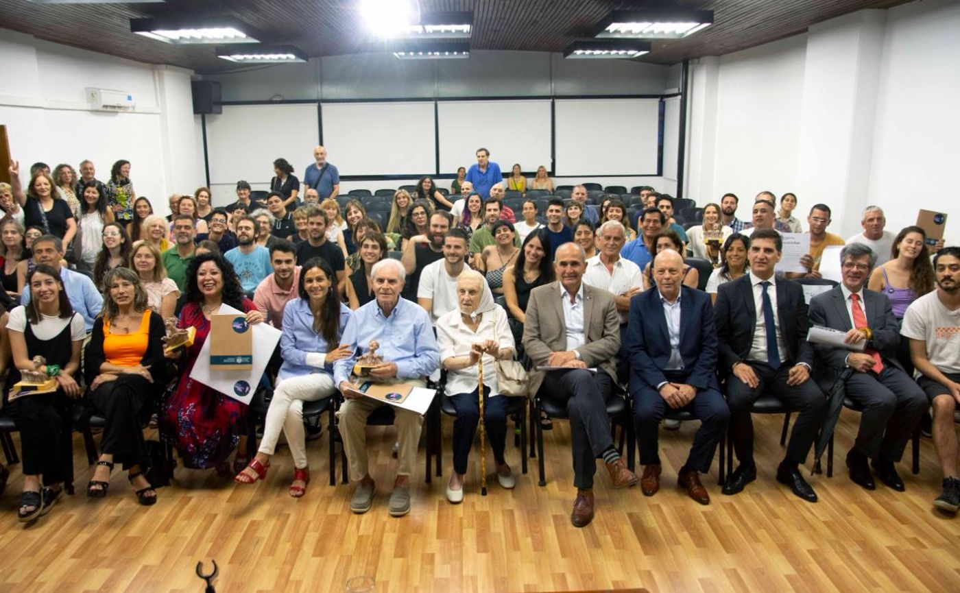 En la primera edición de los premios Adriana Calvo, La UNLP reconoció a personas y organizaciones de La Plata por su lucha por los derechos humanos.