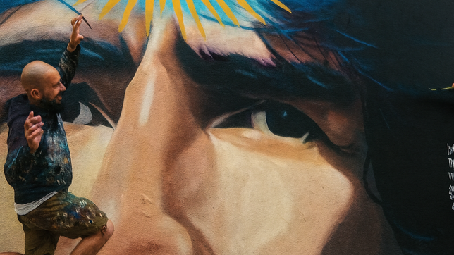 homenajean a lumpen bola en un pueblo por un mural de diego maradona con una emocionante historia