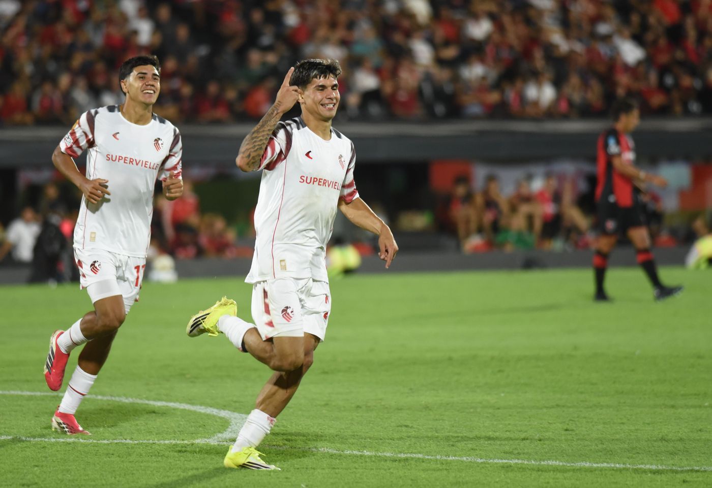 Estudiantes Newells Pérez festejo gol
