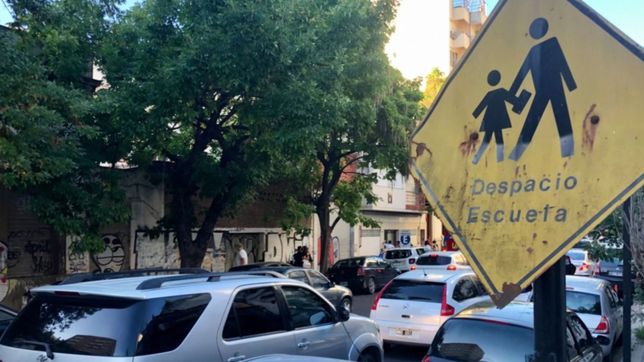 suba y baja, el plan para combatir la doble fila y ordenar el caos en las escuelas