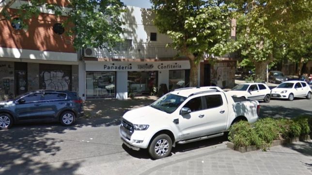 video: amenazaron a la empleada de una panaderia y los desvalijaron en apenas un minuto