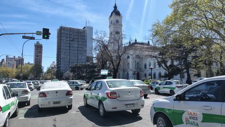 La Comuna acordó con los taxistas endurecer los controles contra Uber, DiDi y Cabify