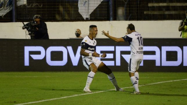 gimnasia fue mas efectivo que talleres y gano por 3 a 0 en el bosque