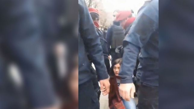 video: asi detuvieron a dos militantes de luis arias en el operativo contra los manteros