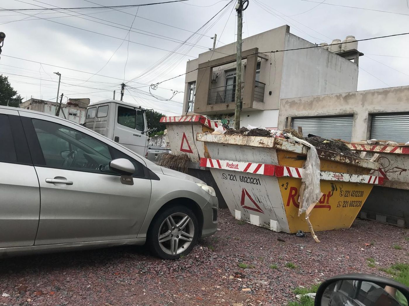 Al menos seis contenedores acumulan basura en Villa Elvira. 