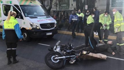 Chocó a una moto en calle 7 e intentó irse a buscar los papeles del auto en un remís