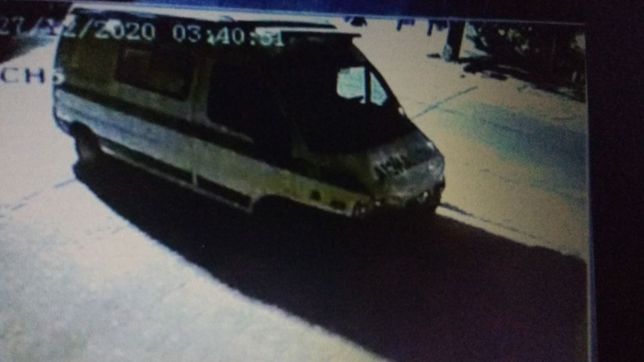 video: cinco jovenes vandalizaron una ambulancia en la plata y quedaron filmados