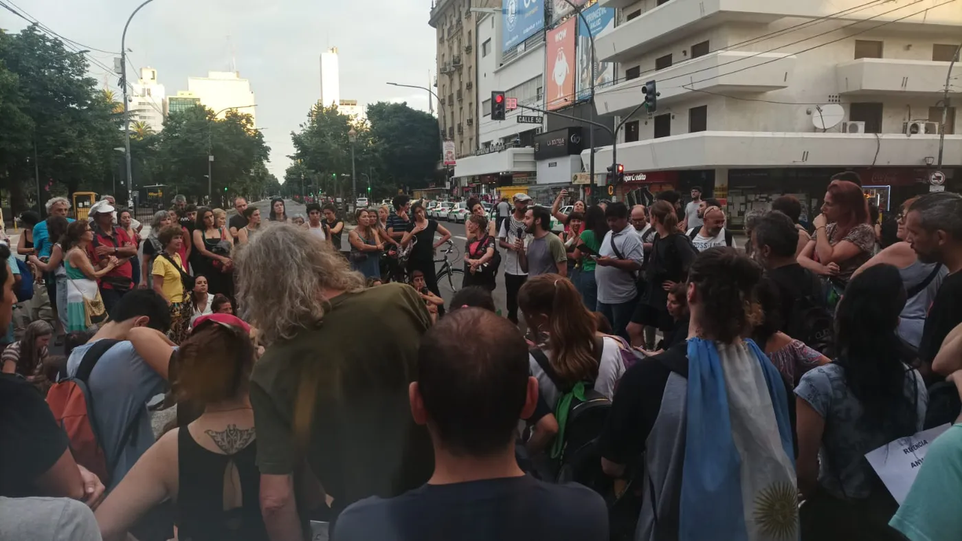Vecinos de congregaron en 7 y 50 para discutir cómo se movilizarán para el paro general de la CGT.