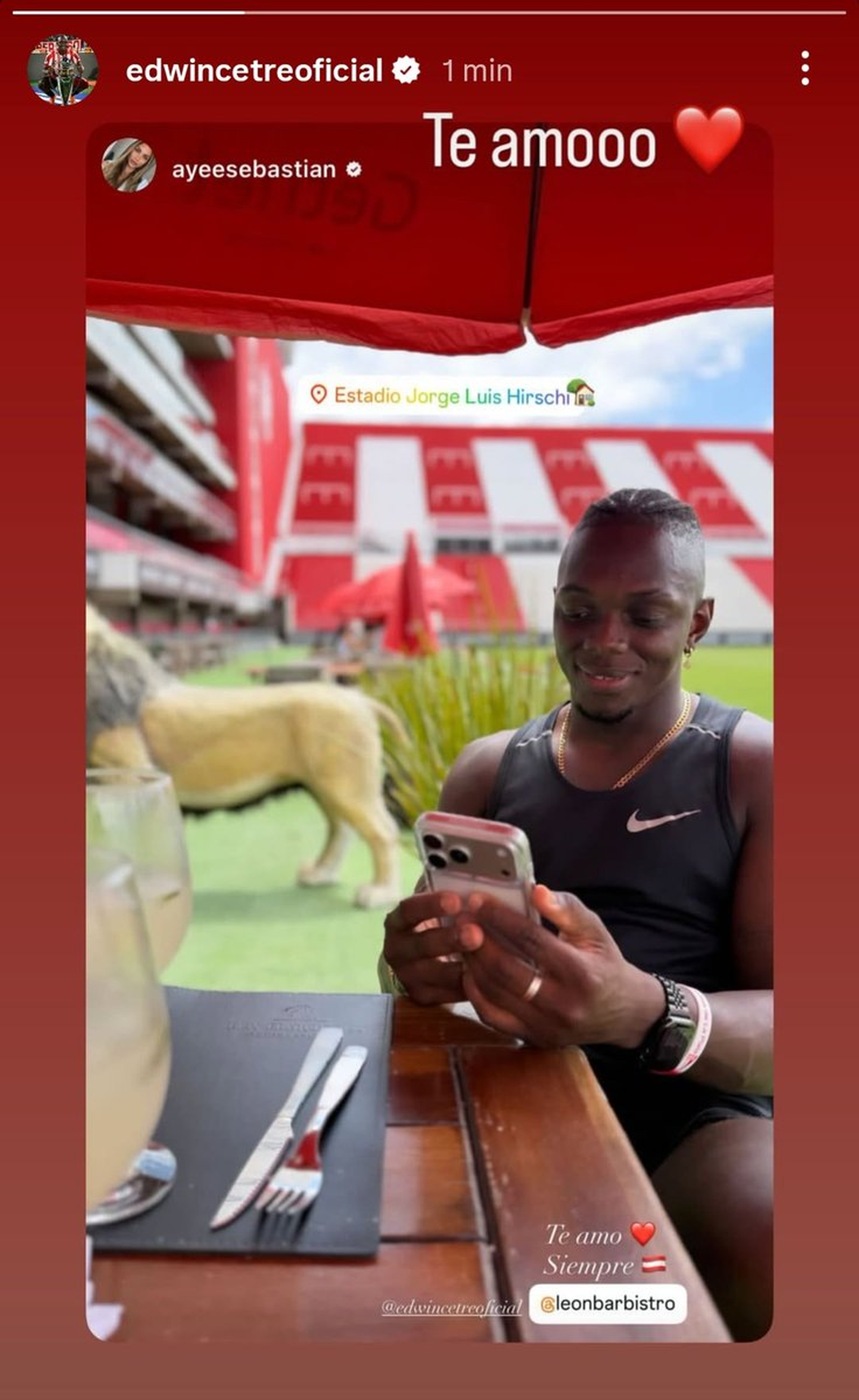 Edwuin Cetré almorzando en Estadio UNO.