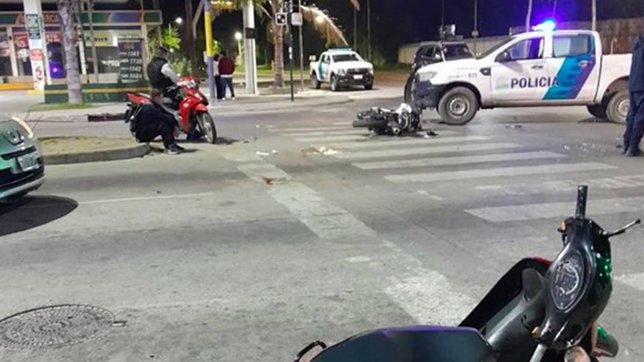 cuatro jovenes resultaron gravemente heridos en medio de una nueva caravana de motos