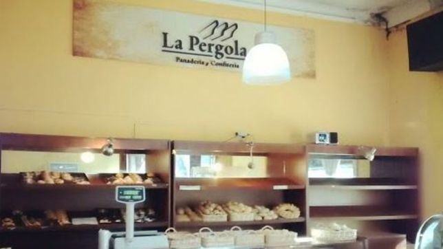 entro a la panaderia la pergola, amenazo a la empleada y escapo con el dinero de la caja