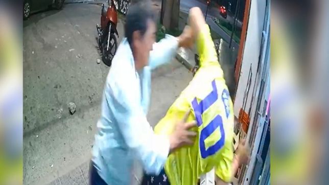 video: quisieron llevarse varias botellas sin pagar y el dueno del supermercado los echo a las trompadas