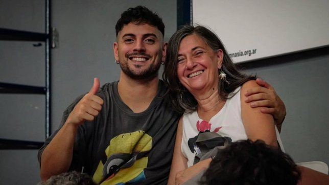 coscu alento al lobo en el poli y festejo el triunfo del equipo de basquet en familia