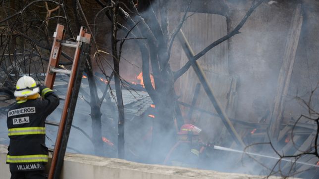 un incendio arraso una casa en berisso y un hombre termino internado por intoxicacion severa