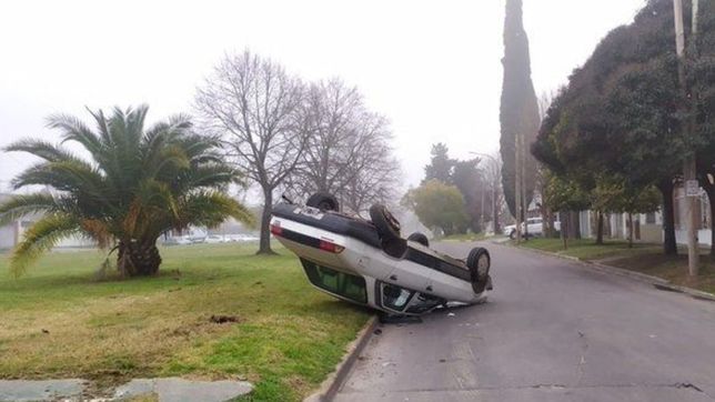 impresionante accidente en la plata: choco con una camioneta y termino volcando