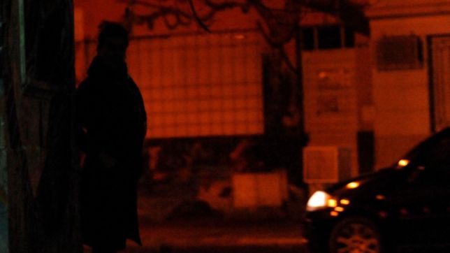 una trans amenazo con una cuchilla a un jubilado de 74 anos en la zona roja de la plata