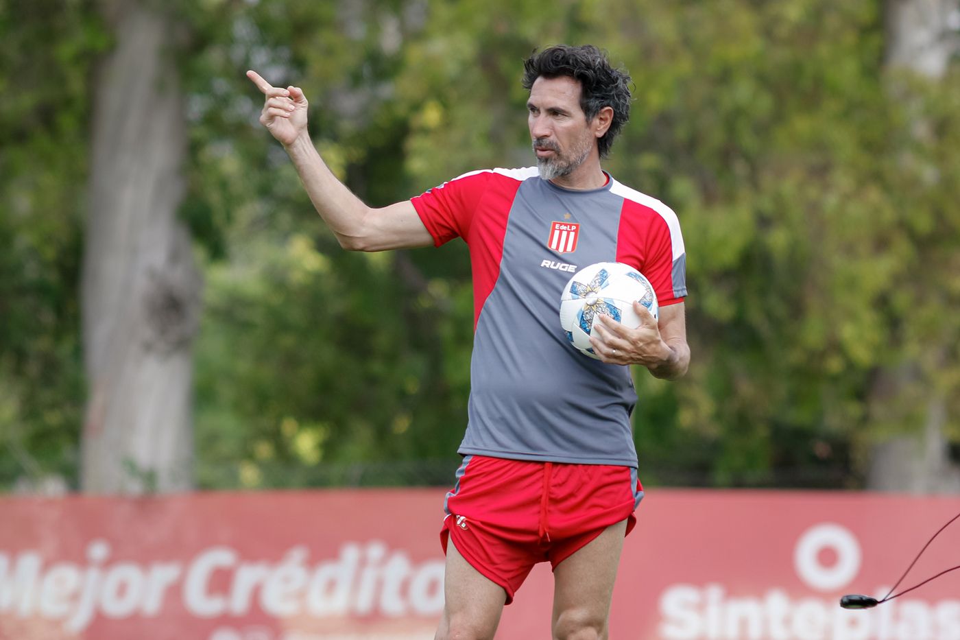 Eduardo Domínguez entrenamiento en el conuntry de City Bell.jpg