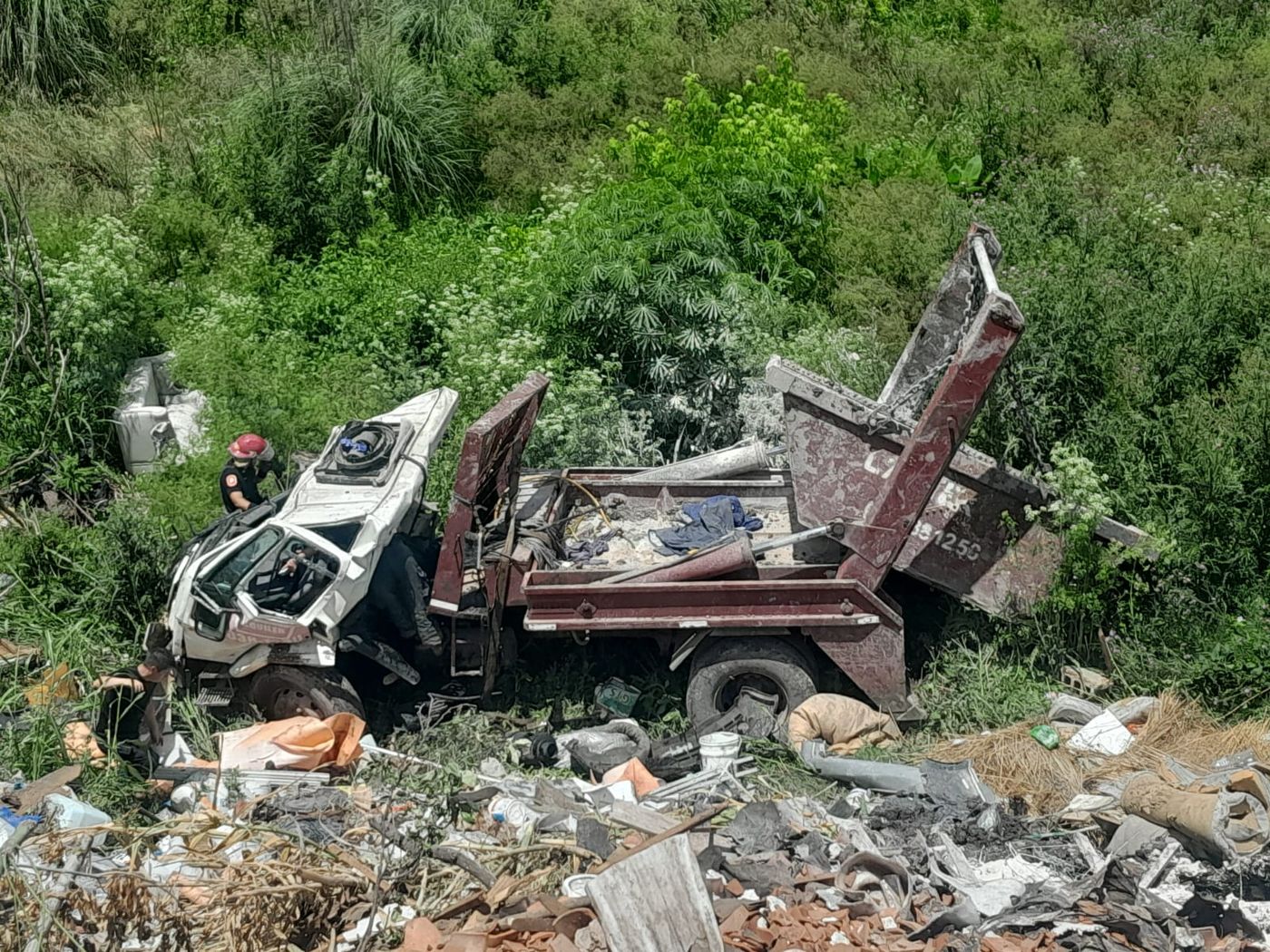 Camión volcado en Melchor Romero